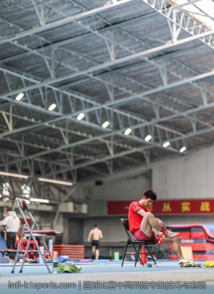 篮球比赛中高效防守的技巧与套路